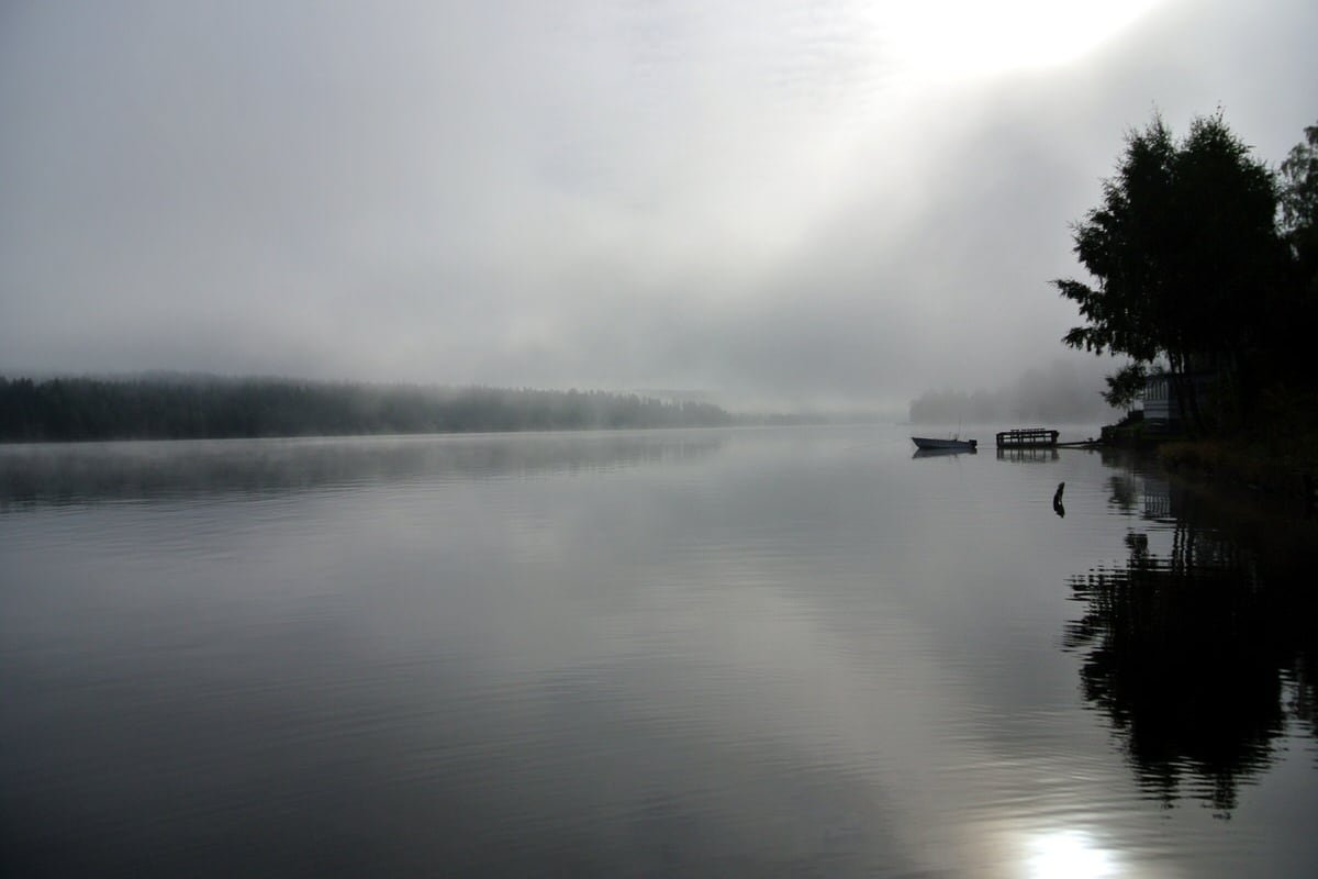 Spegelblank sjö i Dalsland