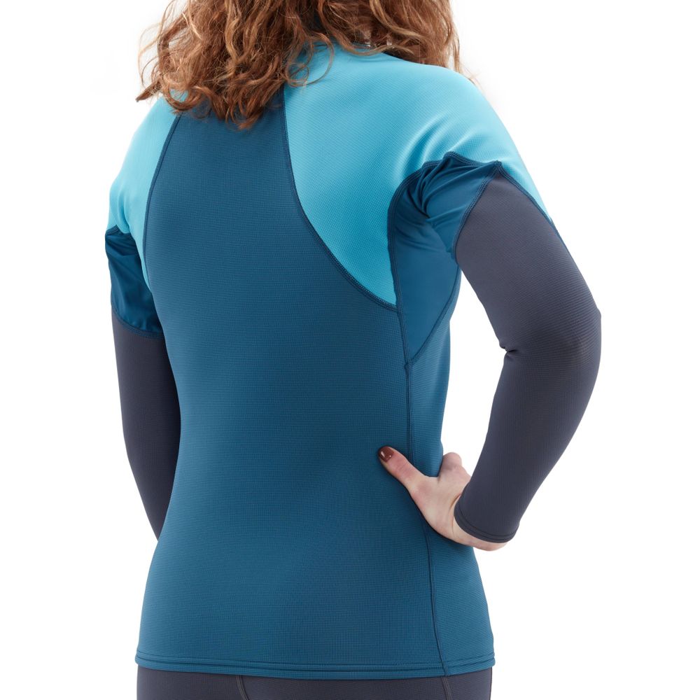 NRS Women&#39;s HydroSkin Long Sleeve Shirt neopren paddeltröja i färg poseidon (blå/turkos), med modell, bak