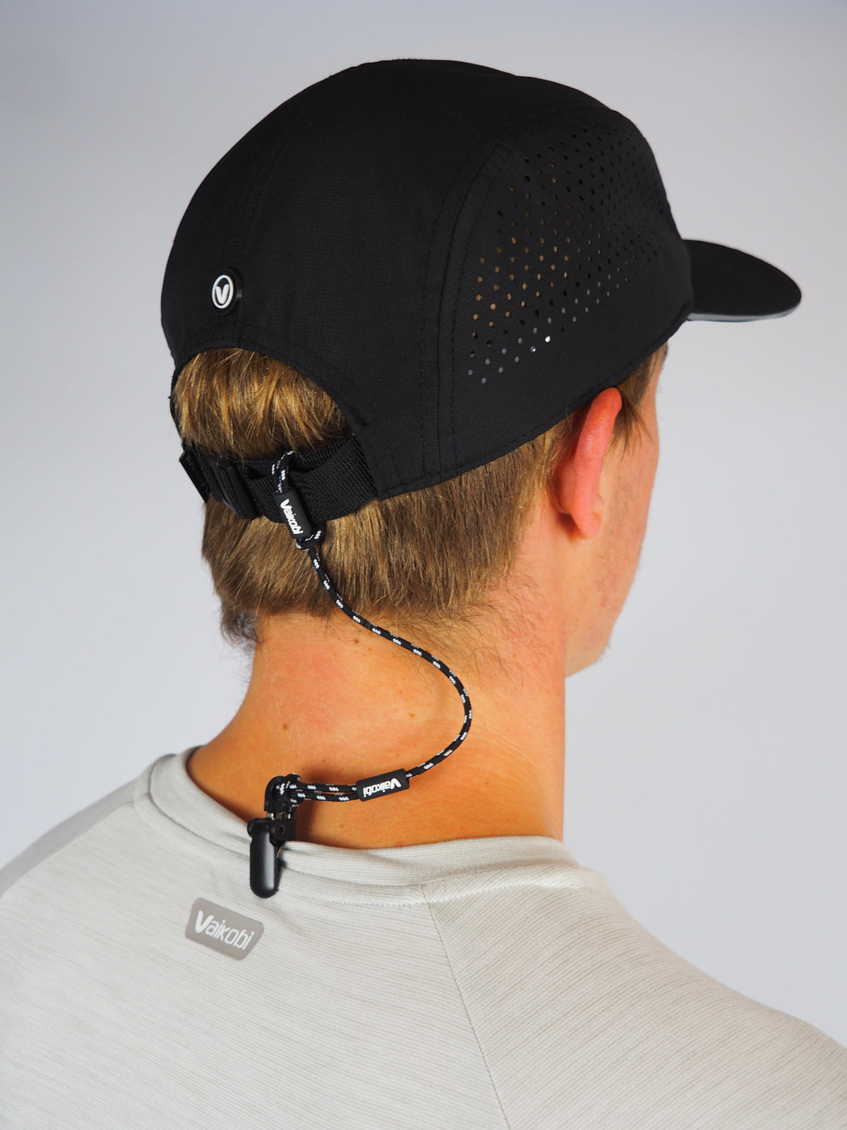 Vaikobi Cap Keeper Black - attached to cap