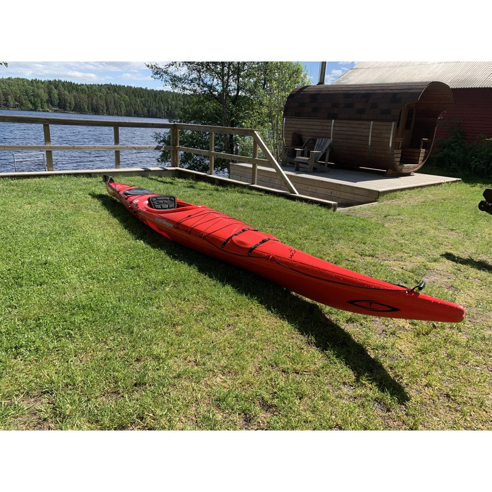 Current Designs Storm red (kayak 2) - side view lake
